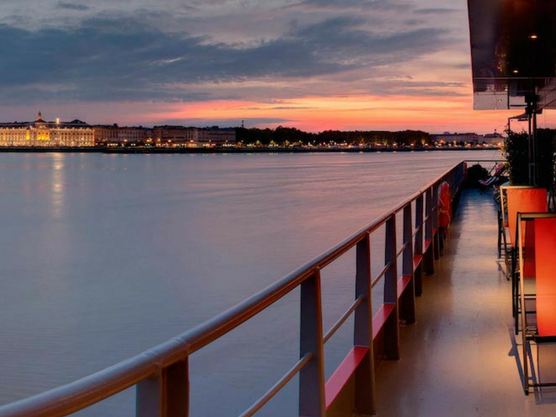 things to do in bordeaux boat tour