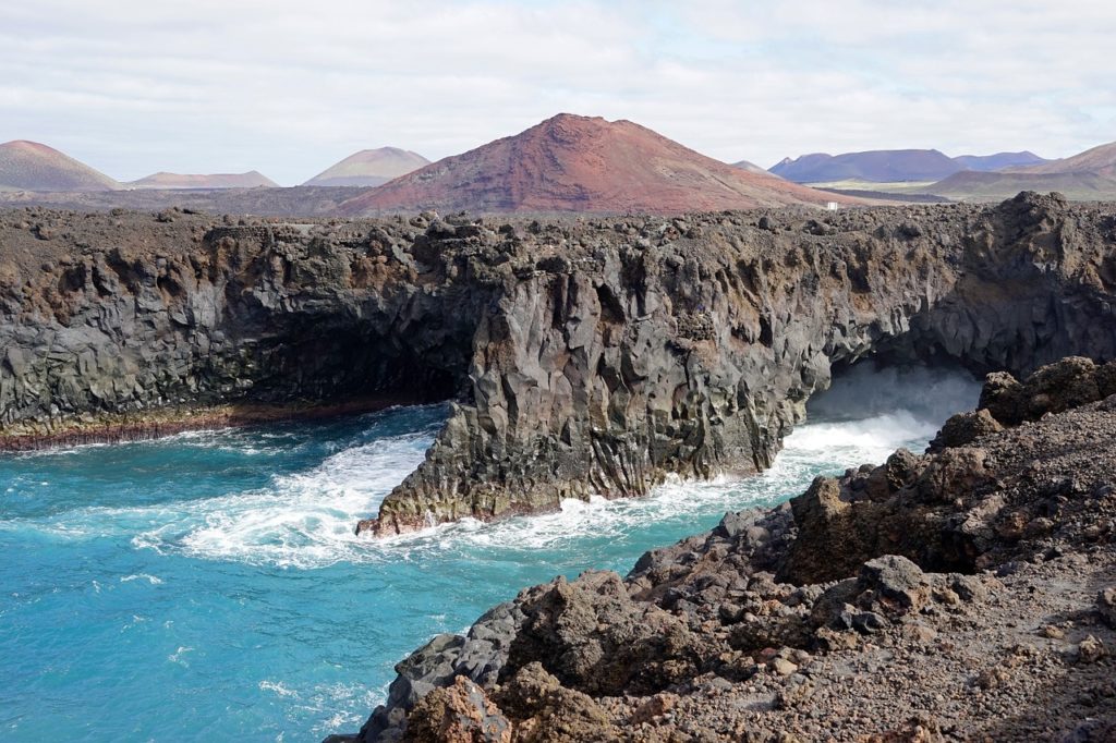 things to do in lanzarote hervideros cliffs