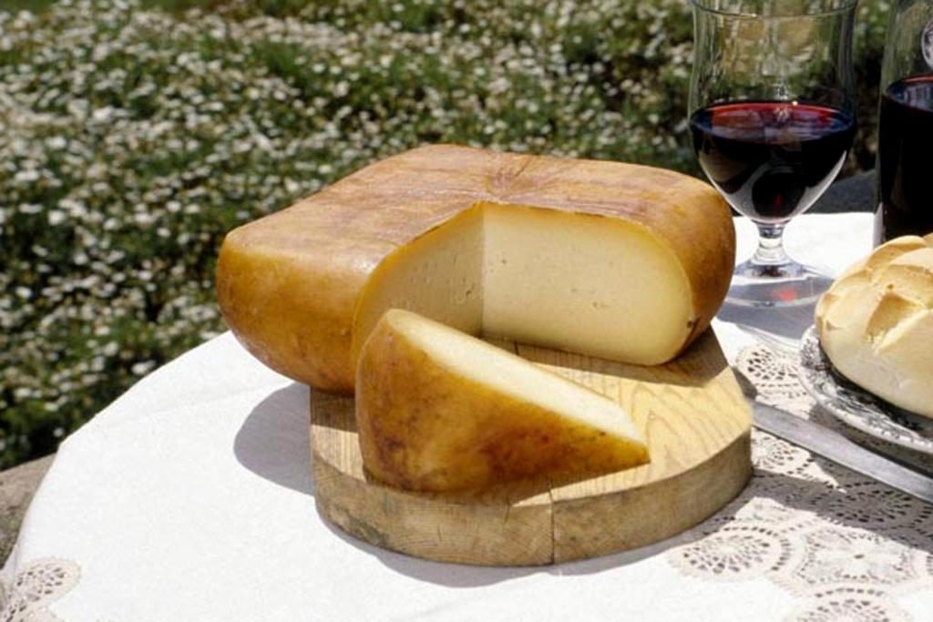 things to do in menorca cheese