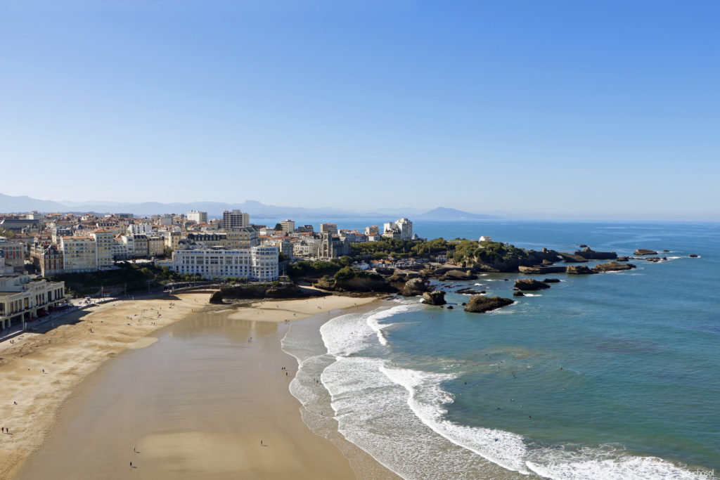 biarritz-couple-holidays